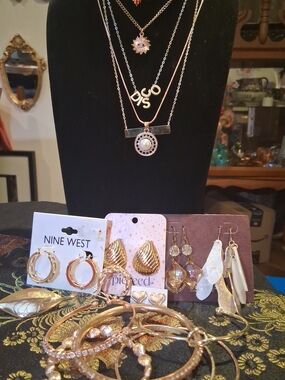 Lot 6 Necklaces/Pendants, 6 Pairs Earrings 6 Bracelets LC Leaf Pin Gold -tone